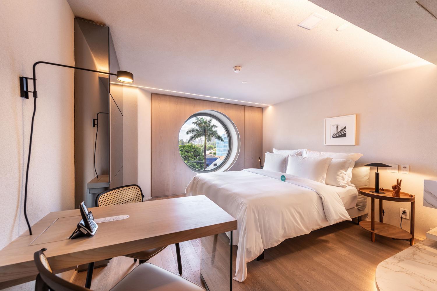 A bedroom with porthole windows at Hotel Unique