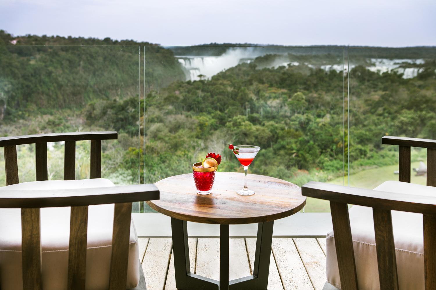 A table with two cocktails at the rooftop bar of Gran Melia Iguazu