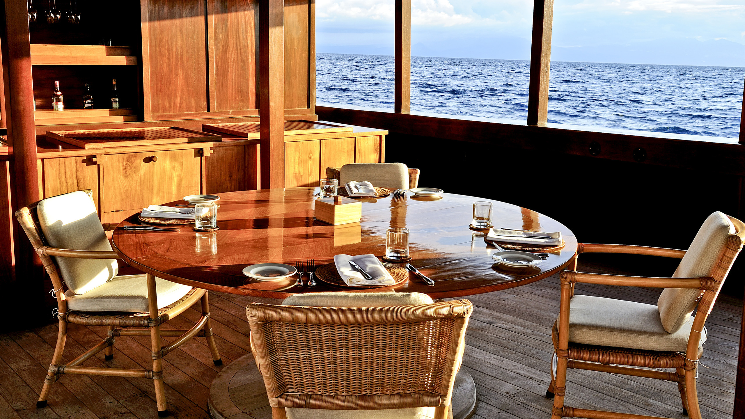amanikan-decking-dining