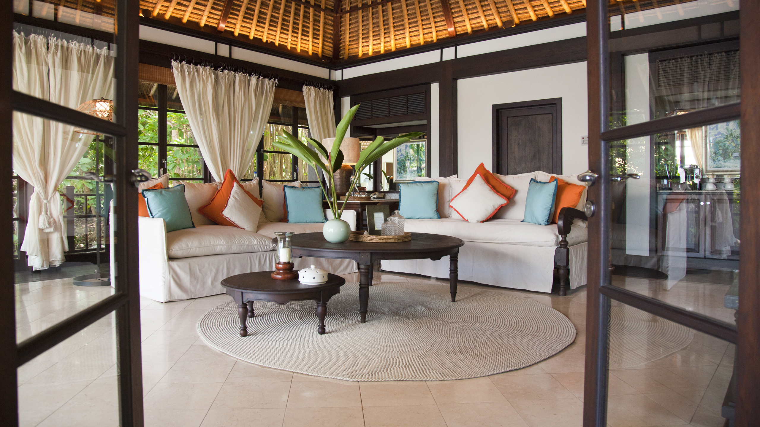 fregate-island-pool-residence-interior