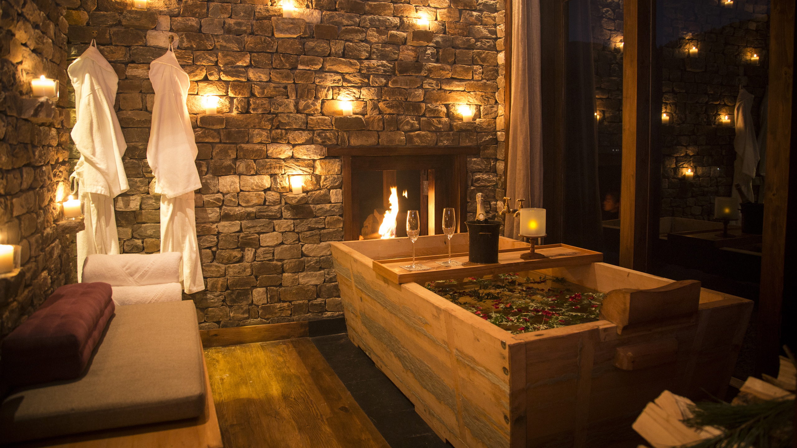 gangtey-lodge-spa-evening