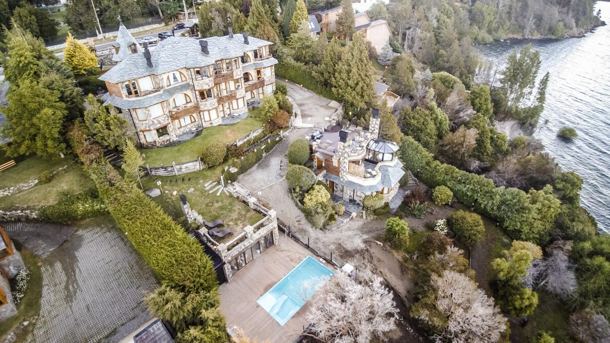 Lirolay Suites