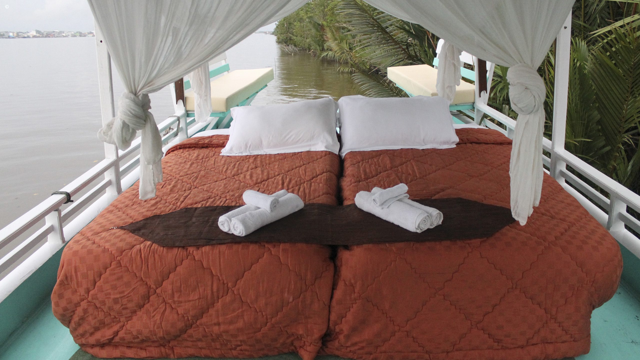 Deluxe Kloktok Houseboat