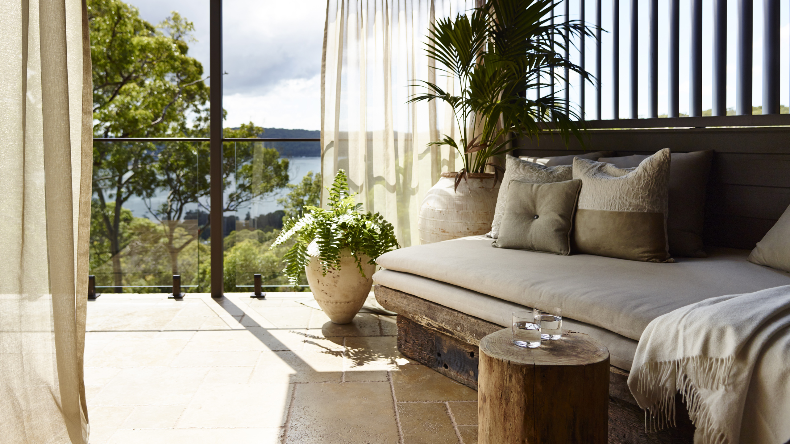 pretty-beach-house-beach-day-bed
