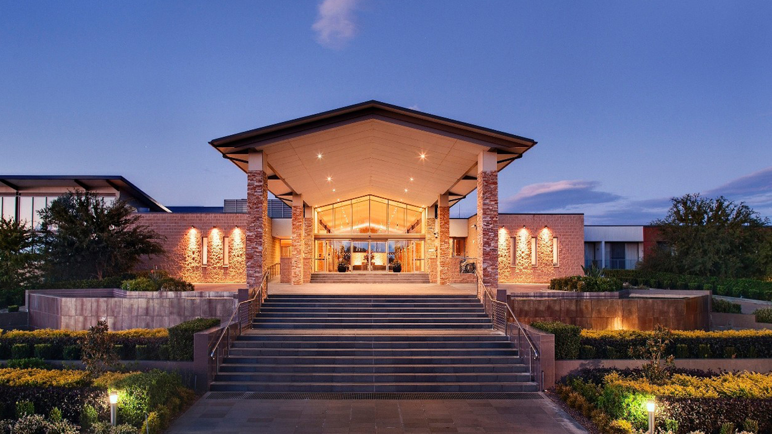 crowne-plaza-hunter-valley-exterior-night