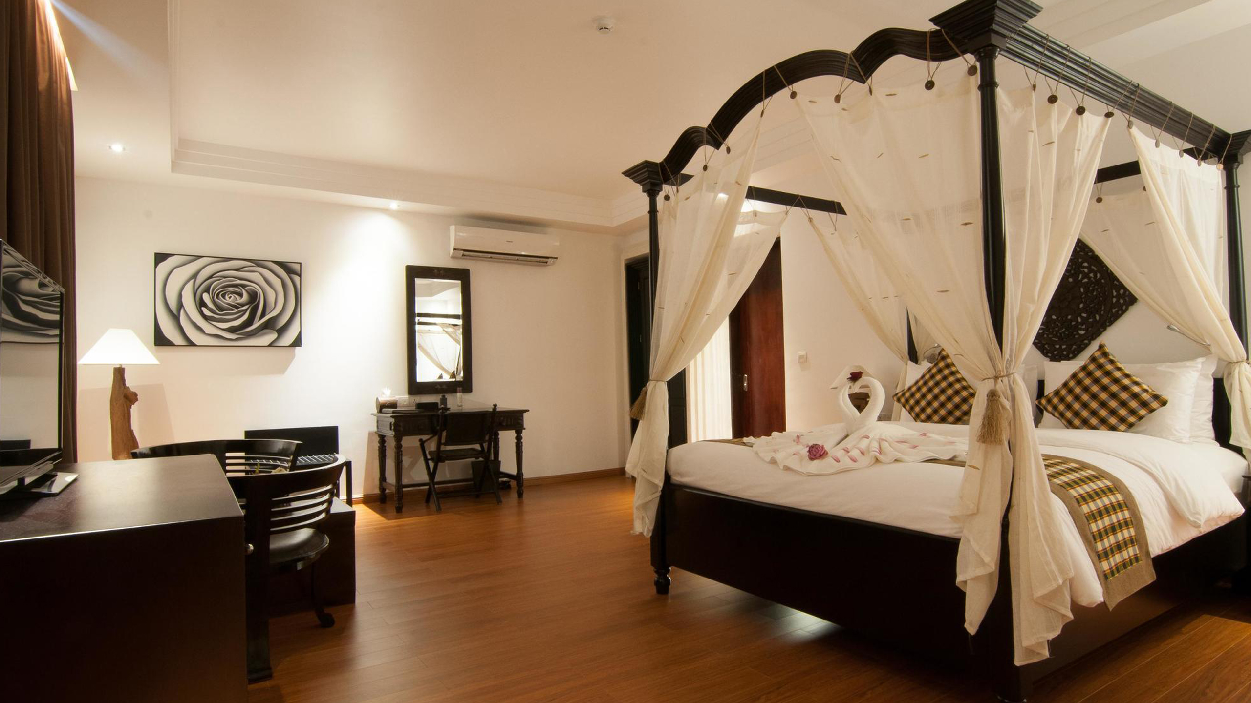La Rose Suites