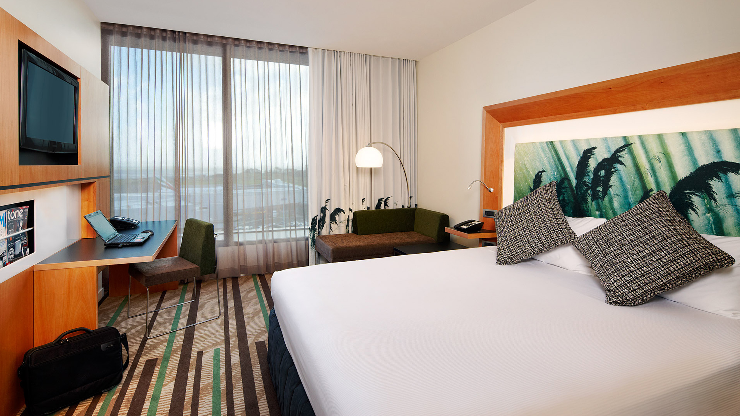 novotel-auckland-airport-bedroom