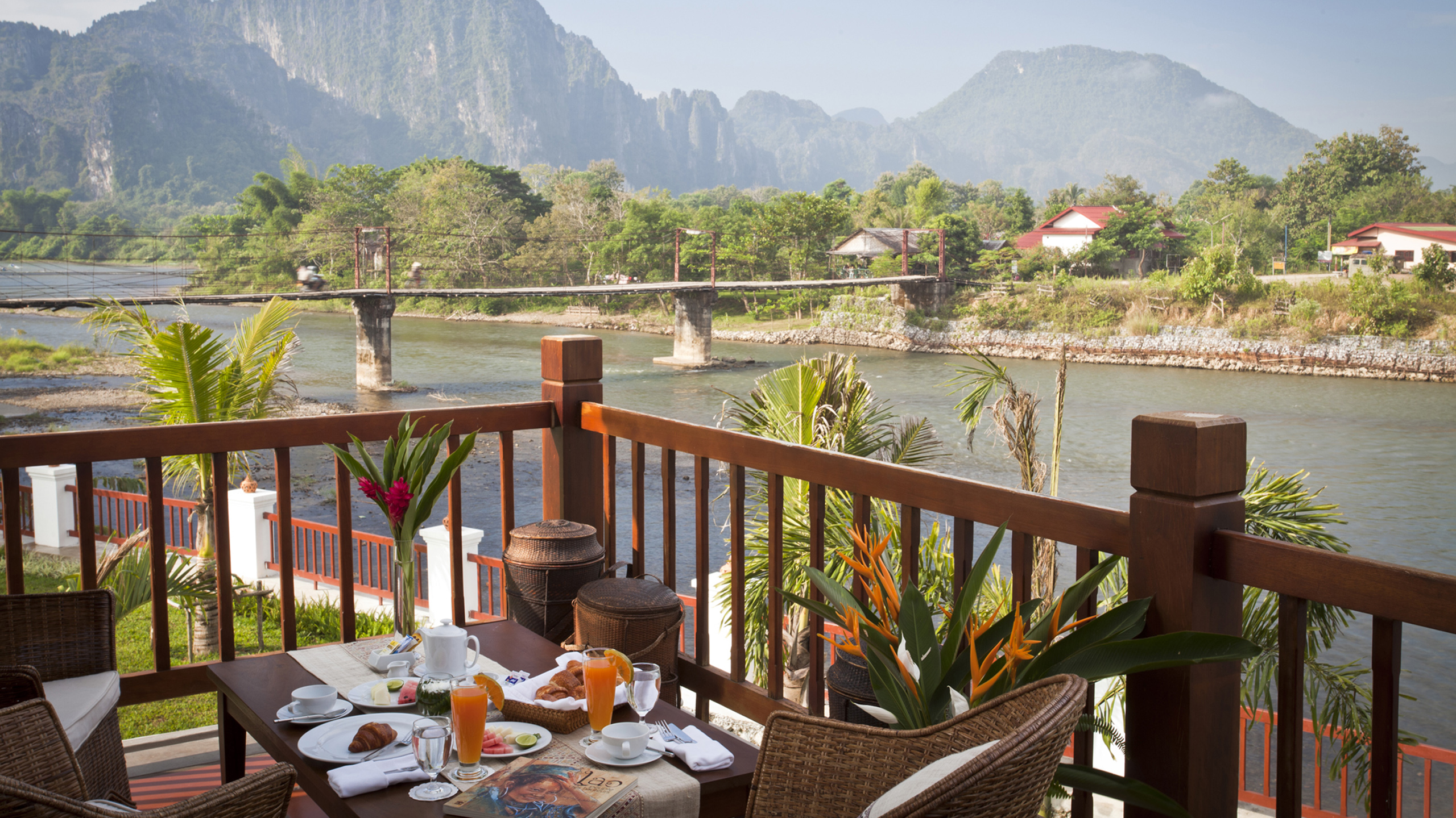 riverside-boutique-terrace-vang-vieng