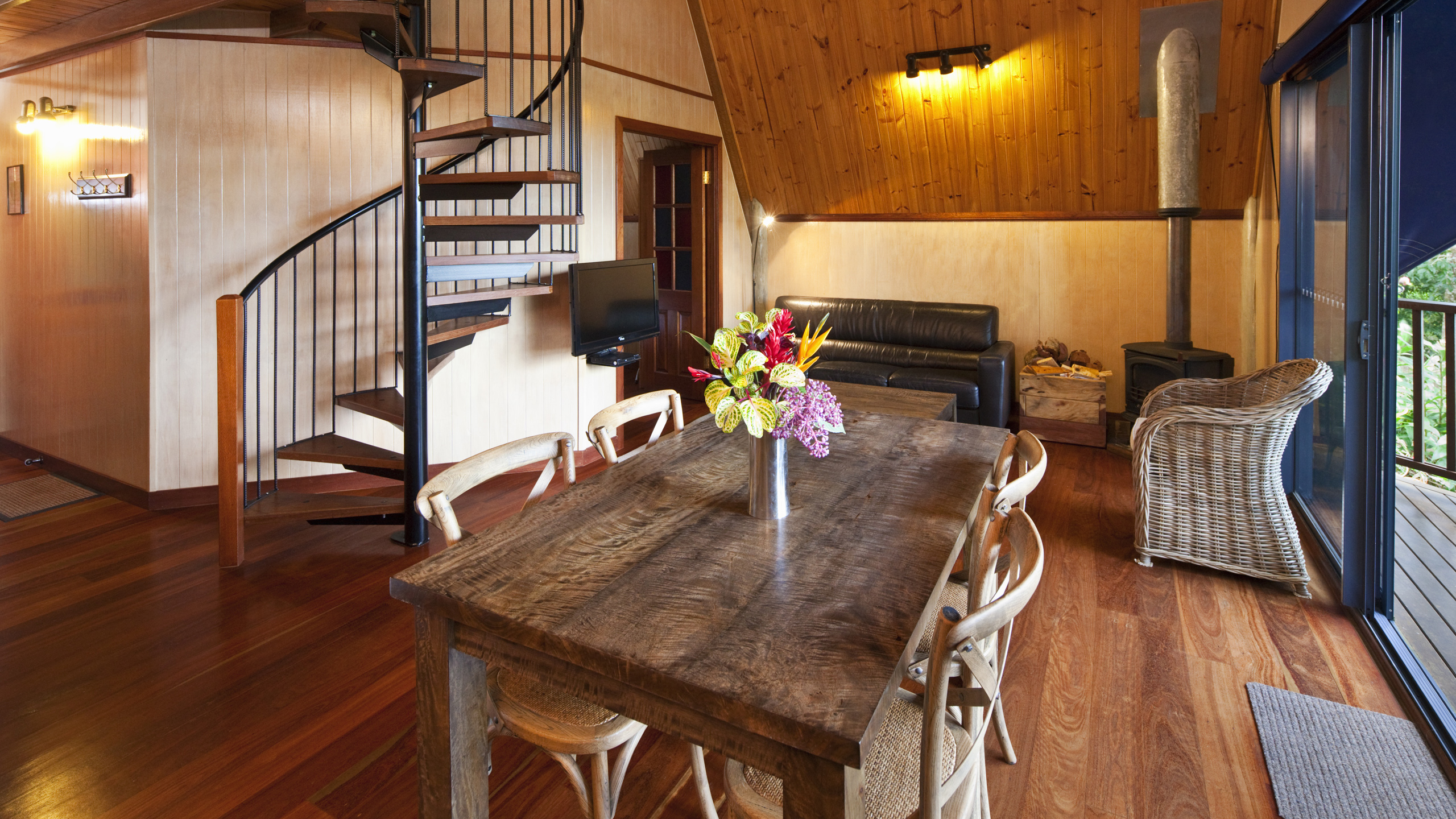 rose-gums-treehouse-dining-area