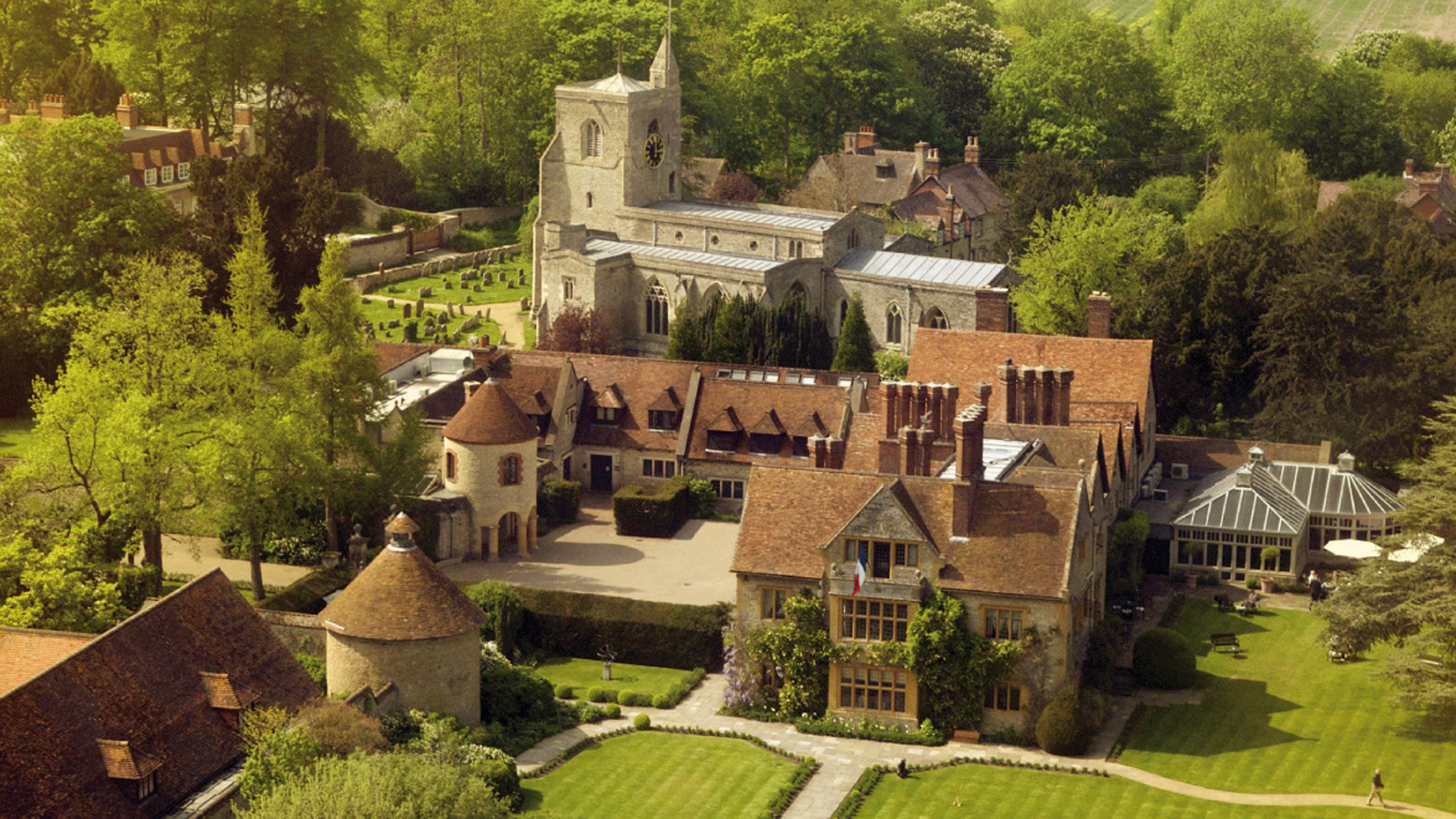 manoir-aux-quatre-saisons-aerial