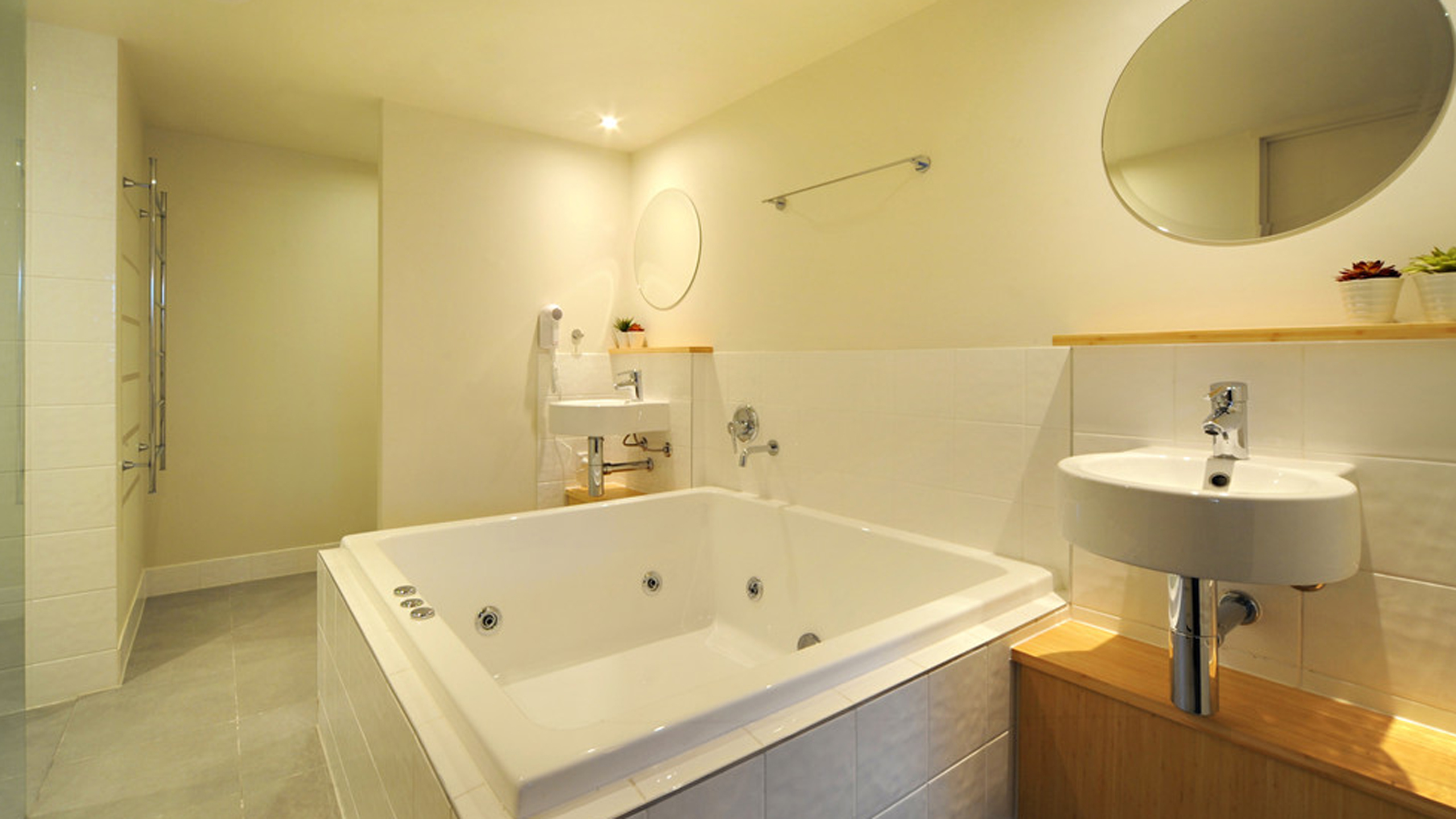 peppers-airlie-beach-bathroom
