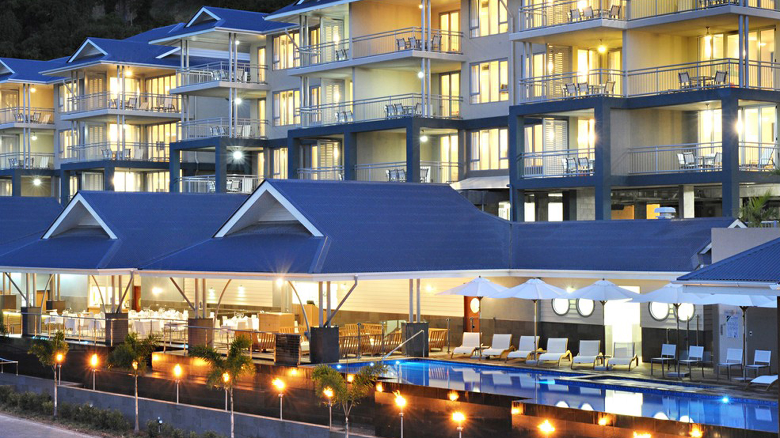 peppers-airlie-beach-external-night
