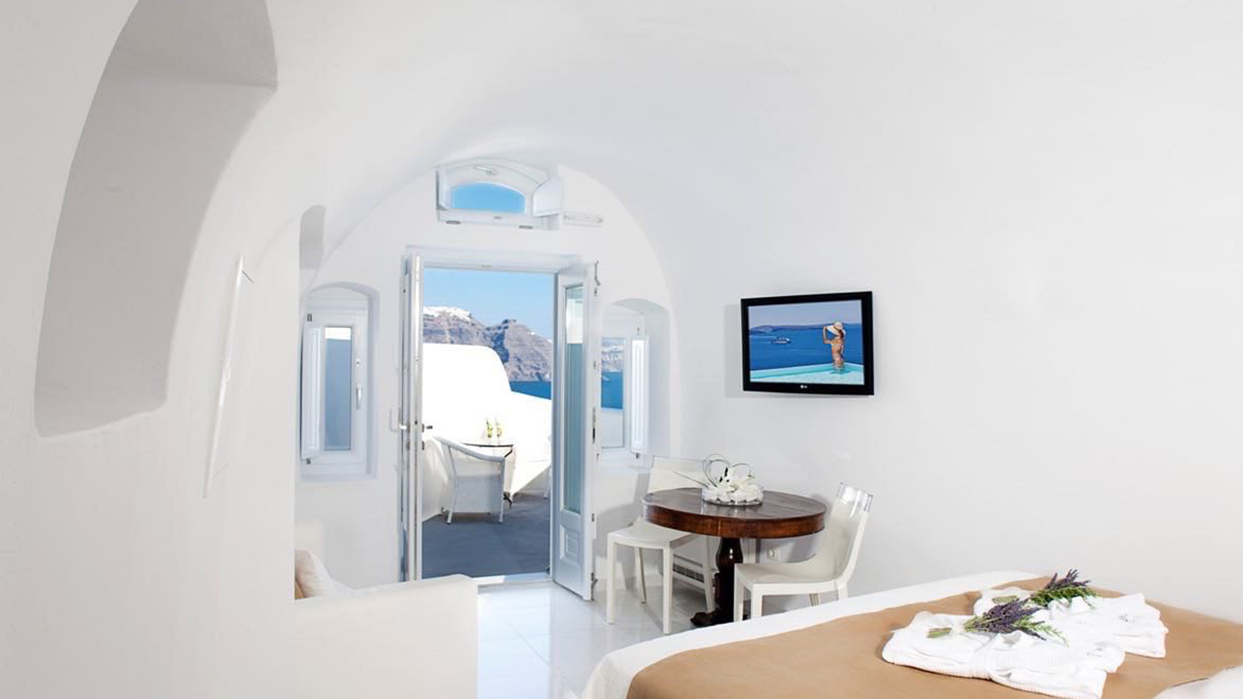 canaves_oia_hotel_table
