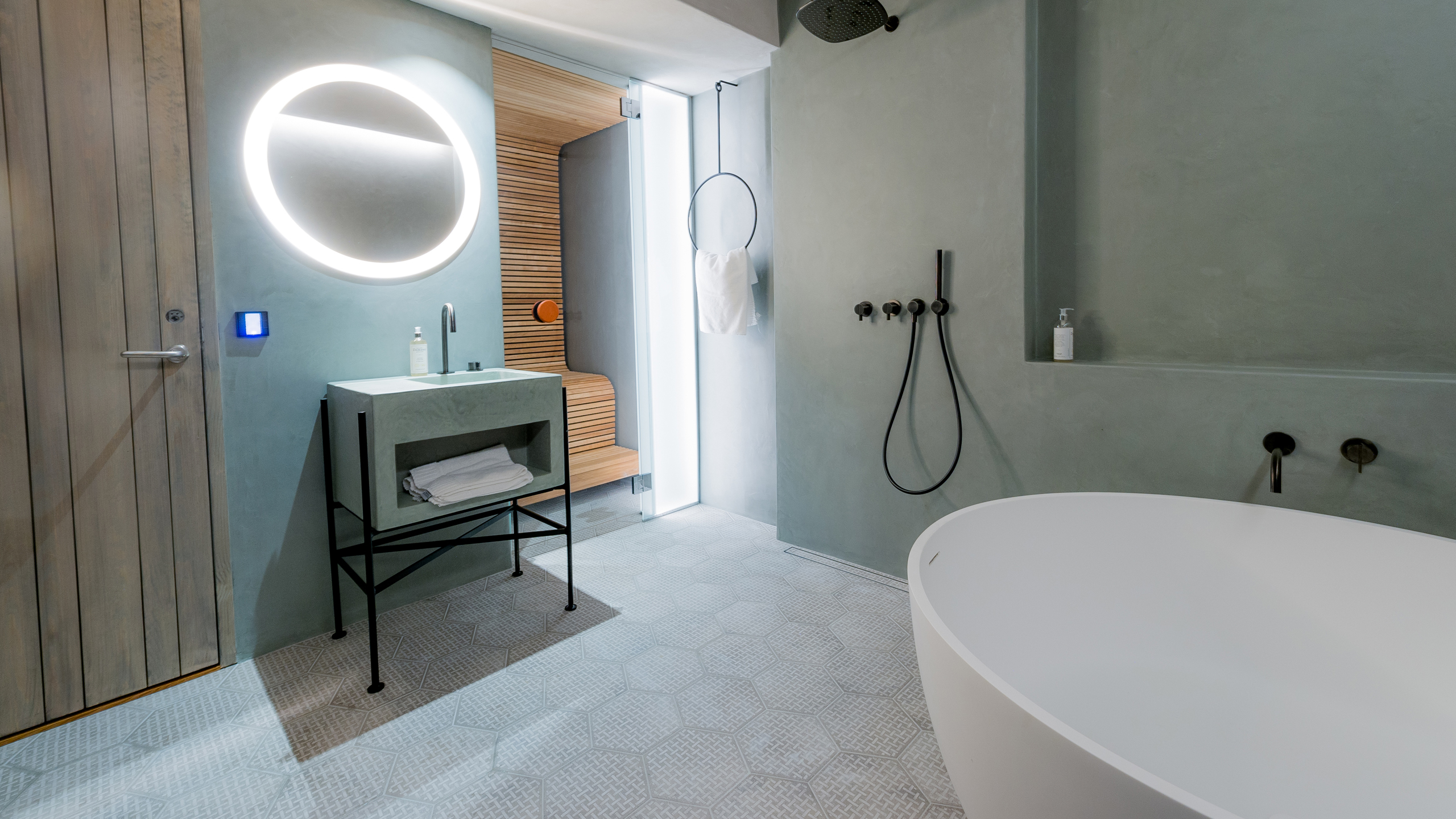 ice-hotel-bathroom