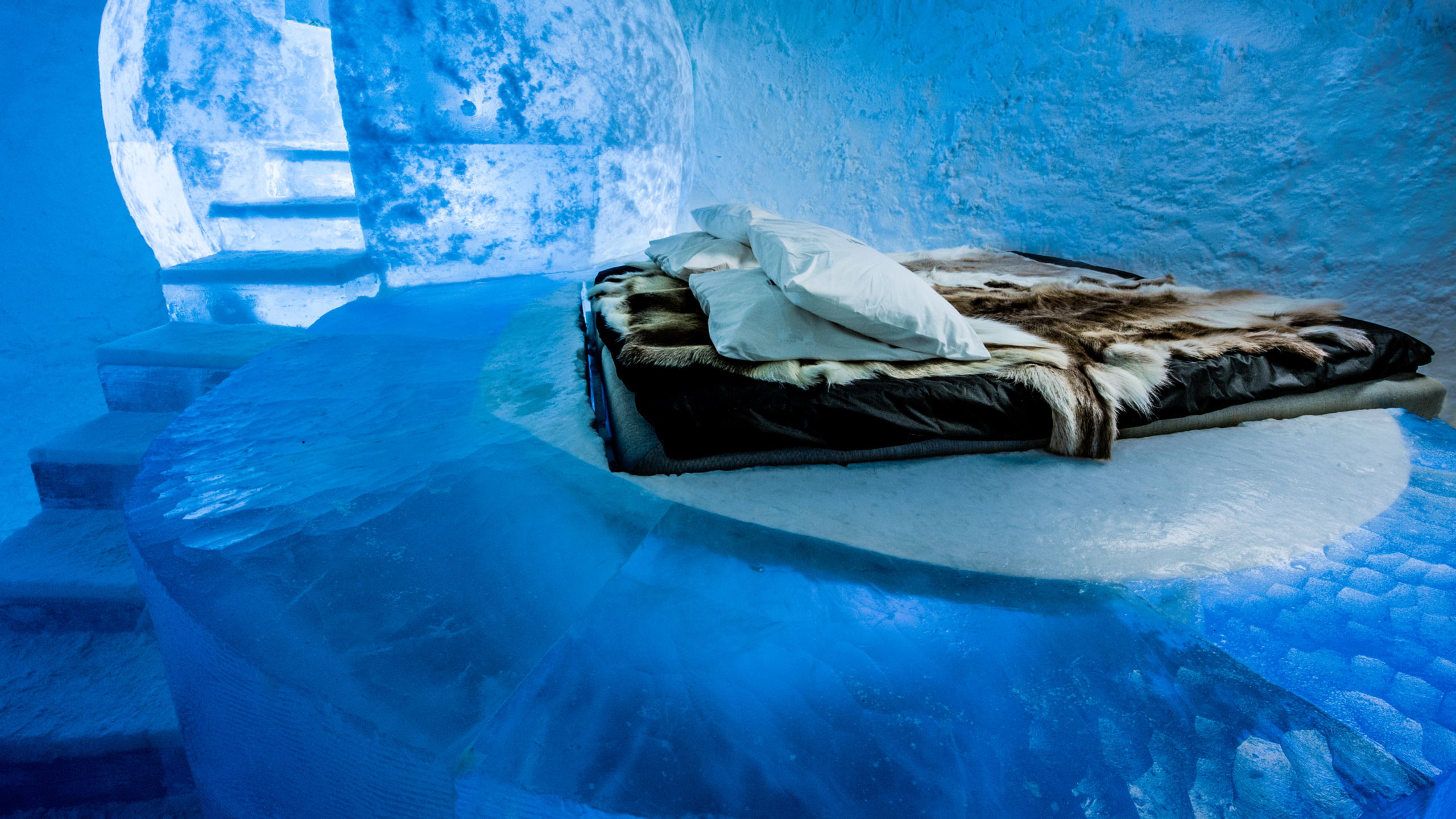 ice-hotel-bedroom