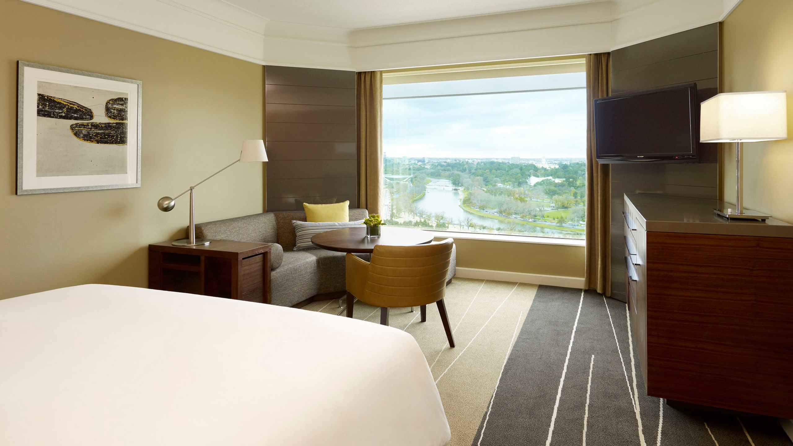 grand-hyatt-melbourne-bedroom