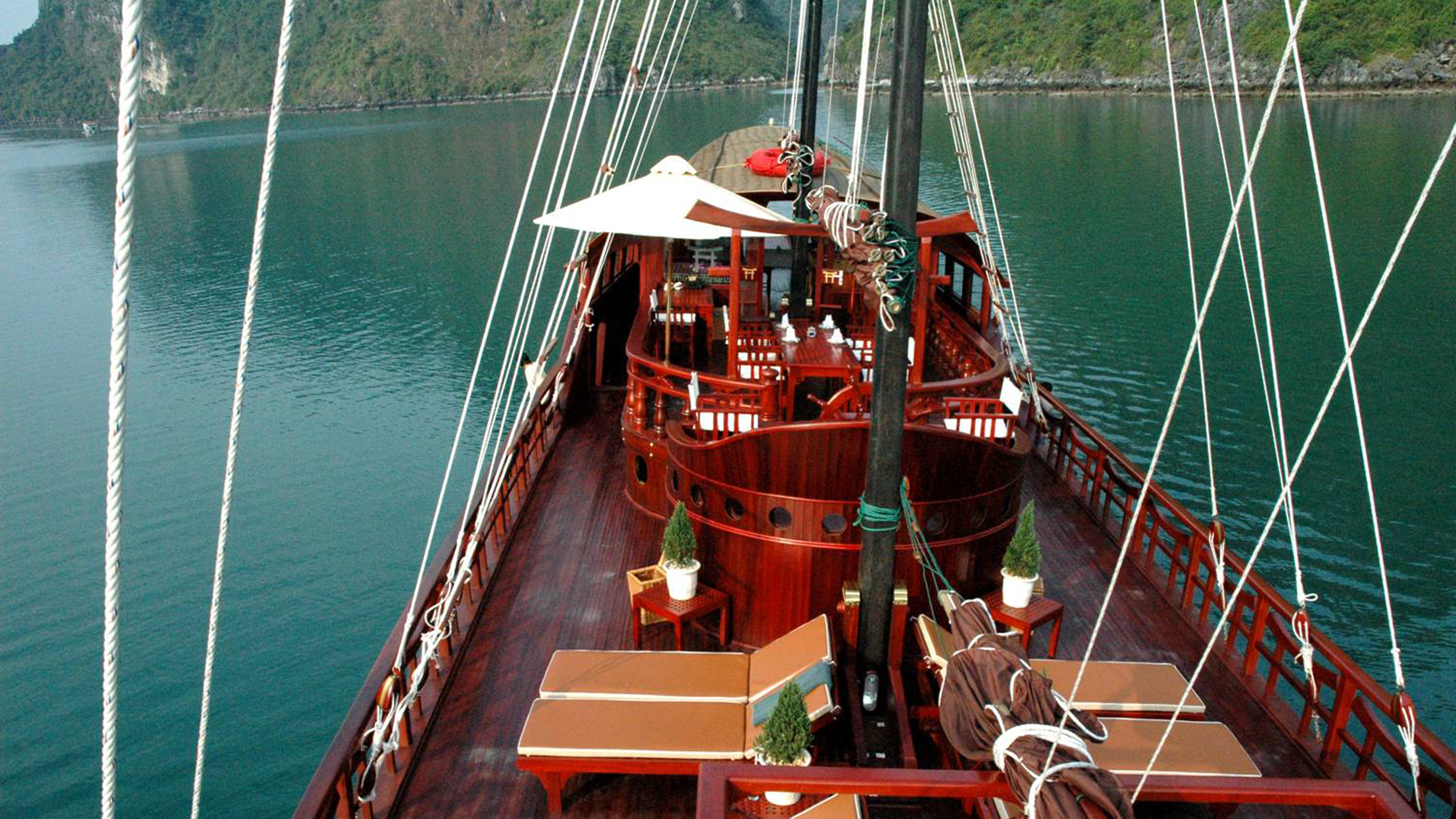 red-dragon-junk-indochina-deck