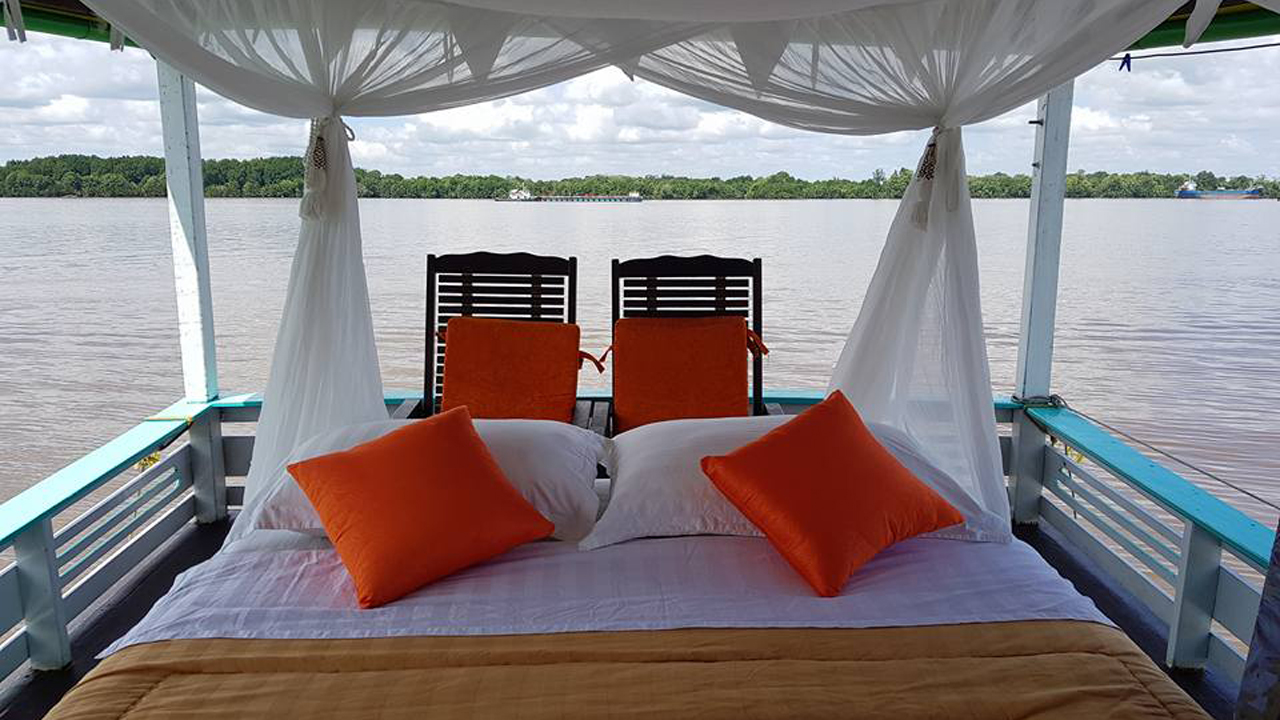 Kalimantan Deluxe Houseboat