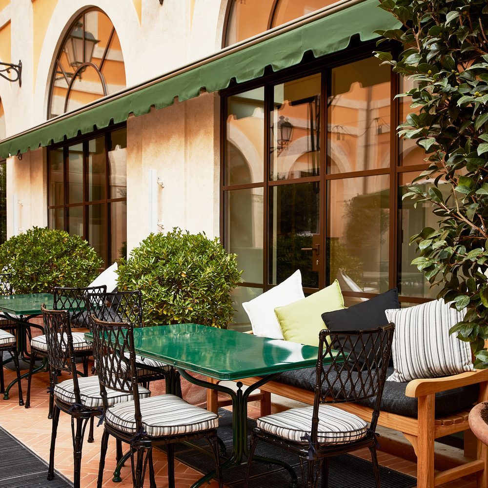 Outdoor terrace with tables and chairs at Palazzo Ripetta