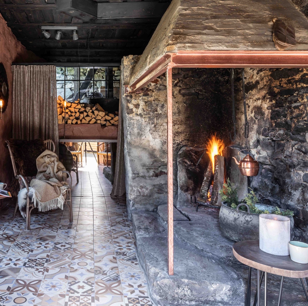 A cosy fireplace inside Åmot.