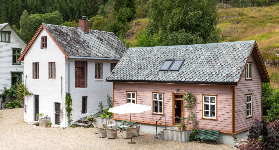 Åmot's exterior and an outdoor dining area.