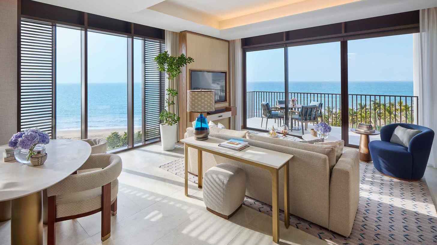 The lounge area of a sea-view room at Mandarin Oriental Muscat.