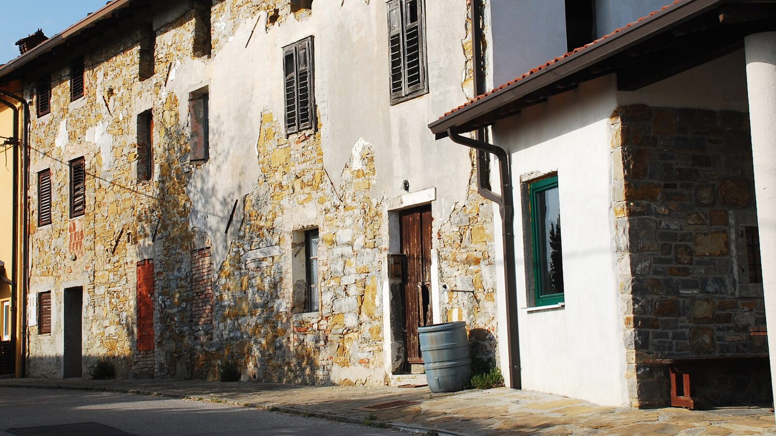 Buildings in Smartno