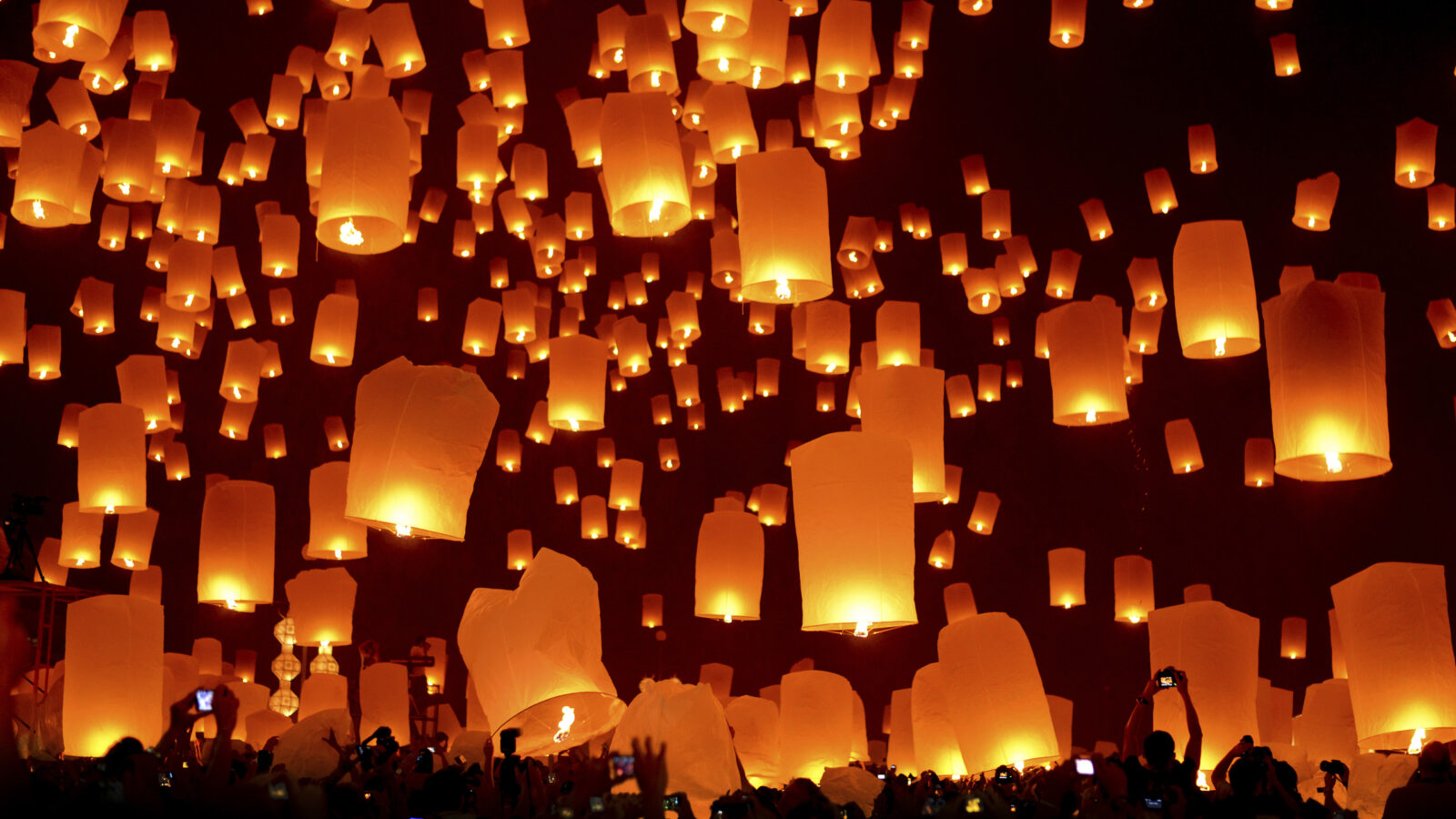 loi-krathong-yi-peng-chiang-mai-thailand