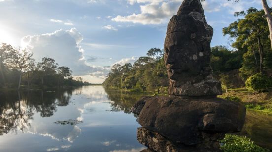 giants-in-angkor-thom-cambodia