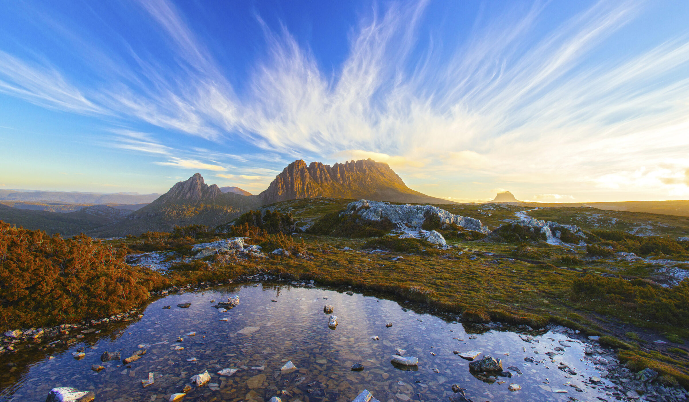 Panoramic view of cradle mountain in the golden light