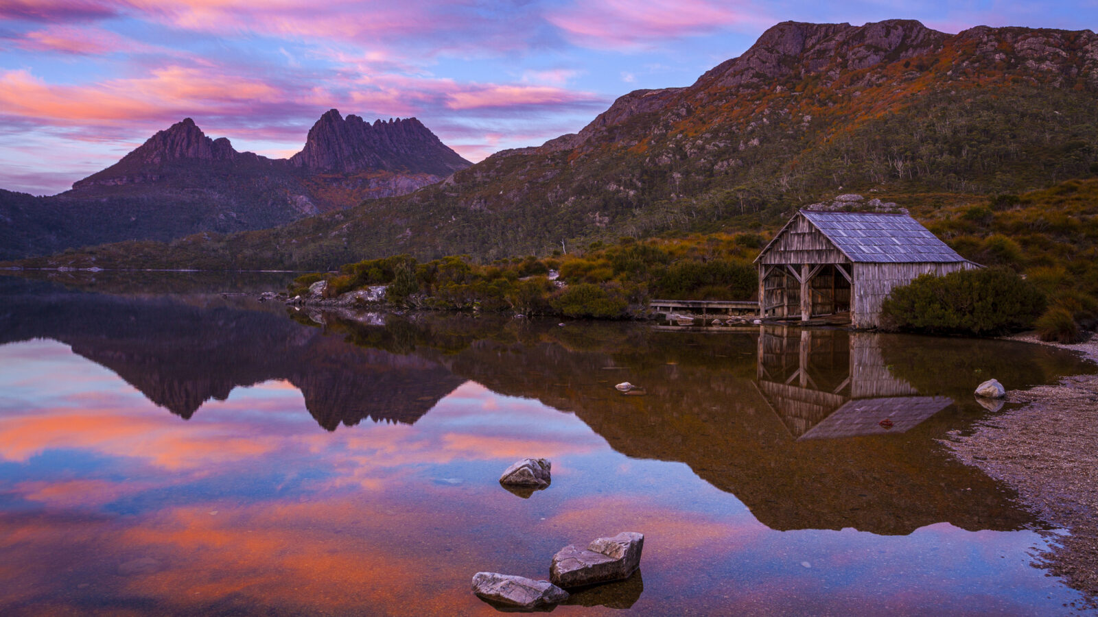 Cradle Mountain and Dove Lake Boatshed at dawn - Tasmania