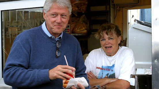 Bill Clinton eats Hot Dog, Baejarins Beztu, Reykjavik, Iceland