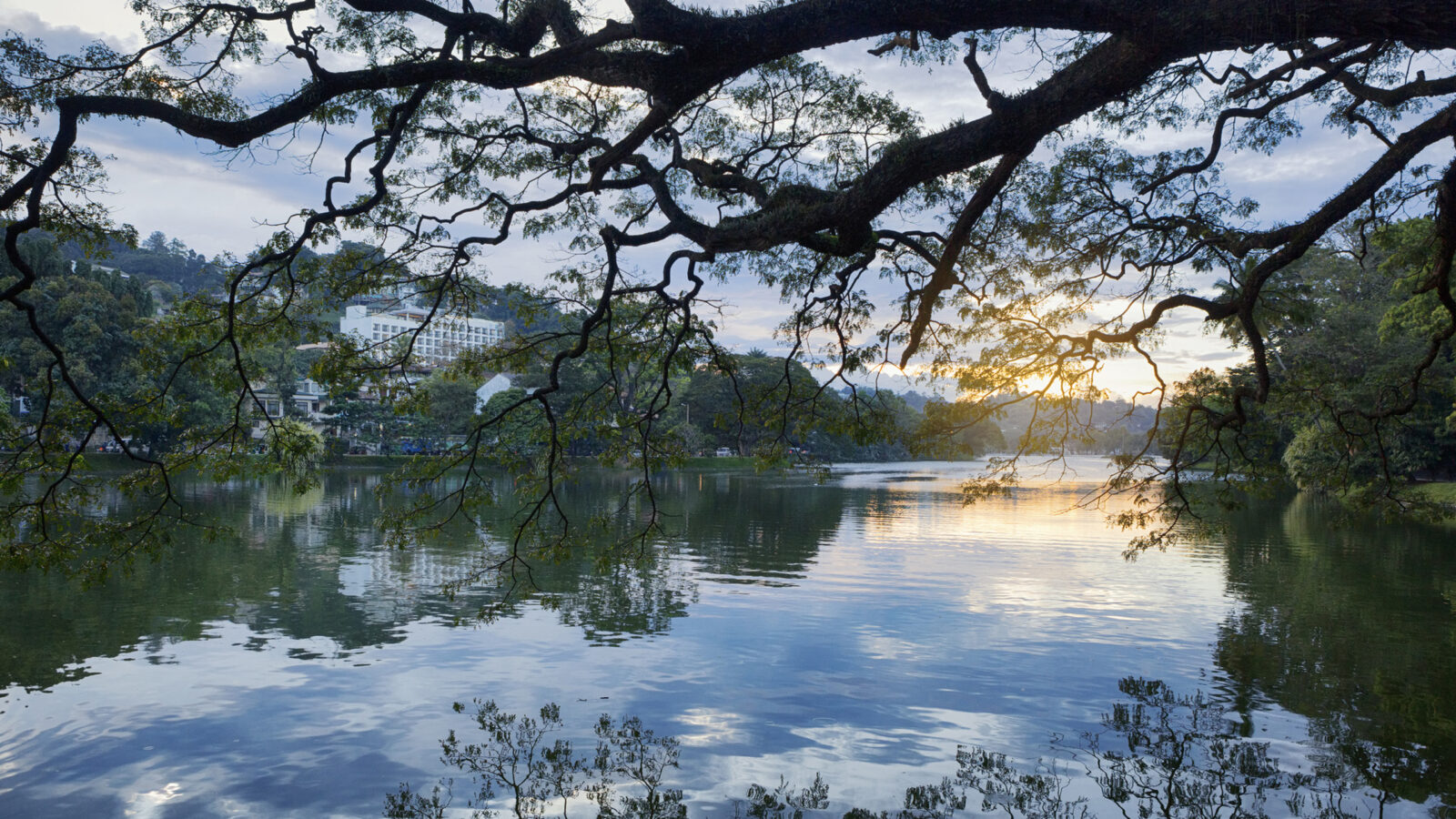 kandy-lake
