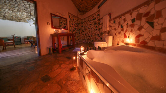 mahogany-springs-honeymoon-suite-bathroom