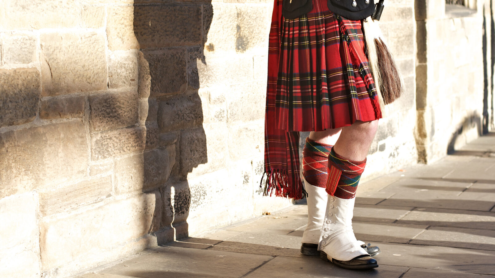 tartan-and-bagpipes-edinburgh