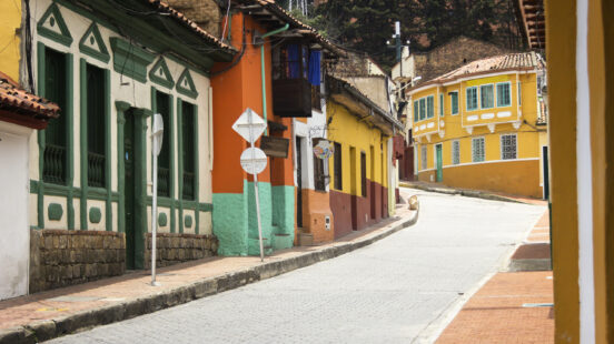 La Candelaria in Bogota [:zh]Street view of the historical District at Bogota, Colombia, know as "La Candelaria"[:]