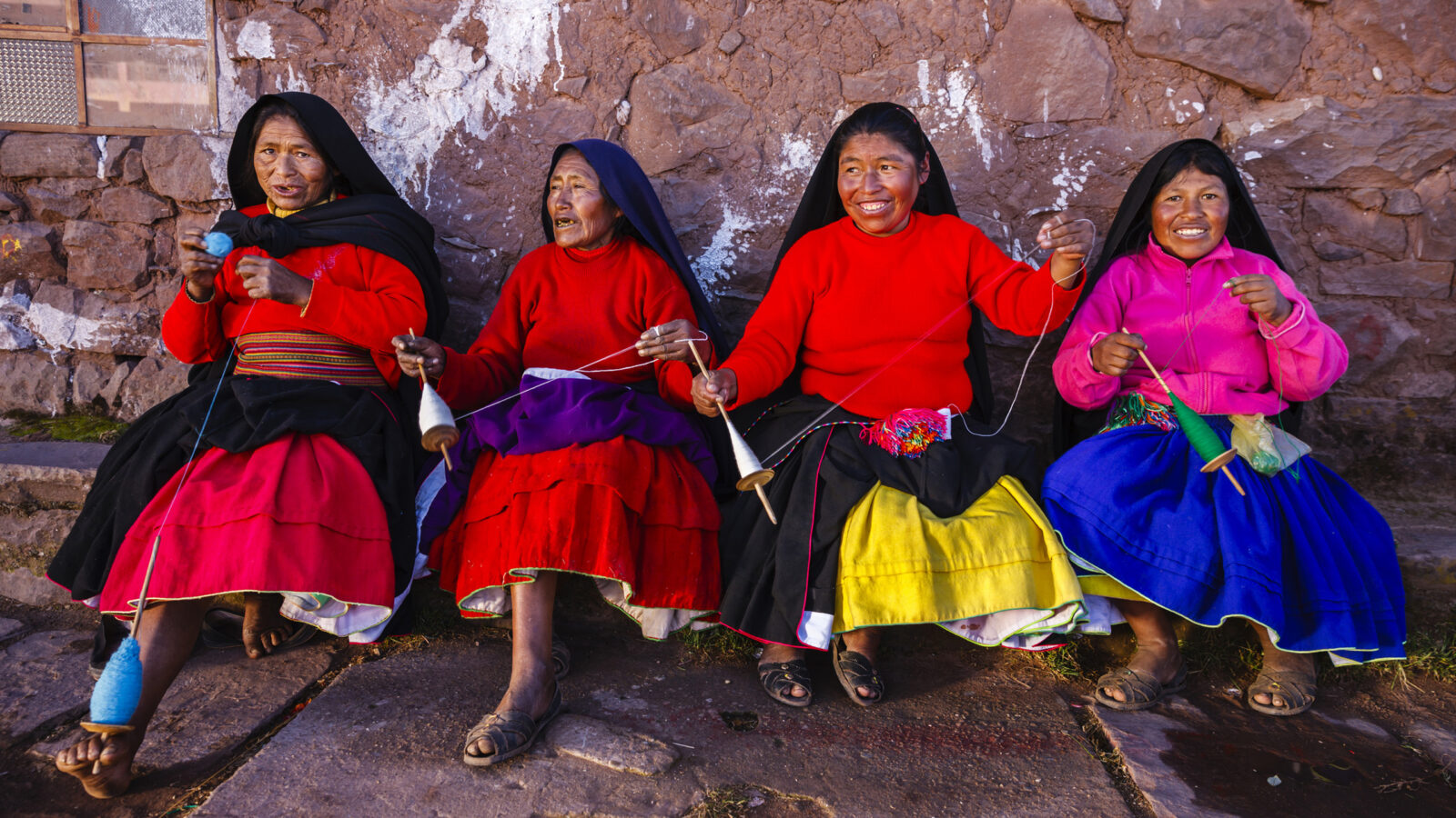 women-spinning-wool-lake-titicaca