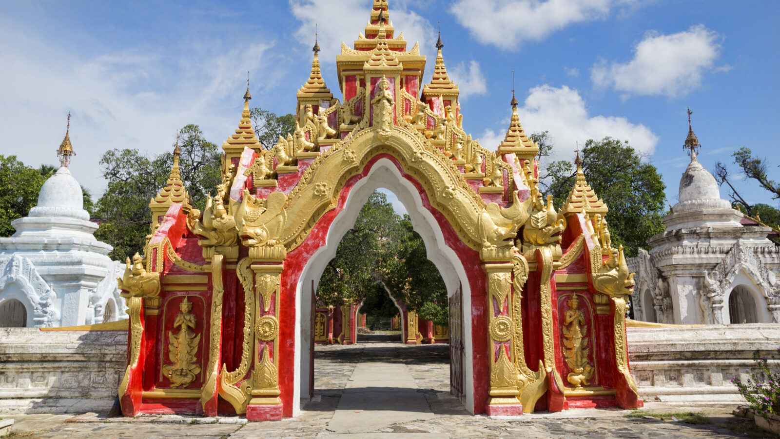 kuthodaw-pagoda-mandalay-gate