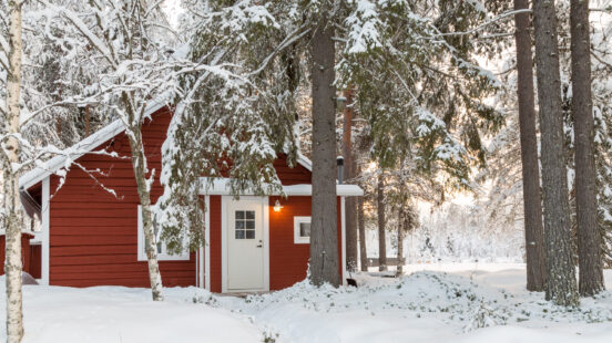 Exterior view of the cosy looking Loggers Lodge in the snow