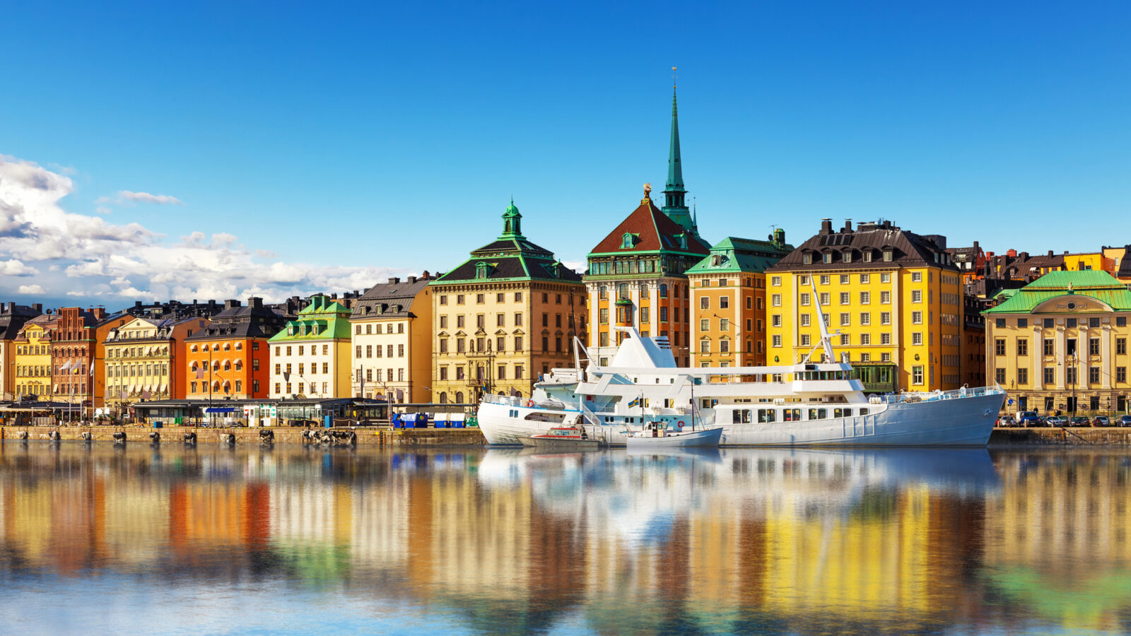 stockholm-colourful-houses