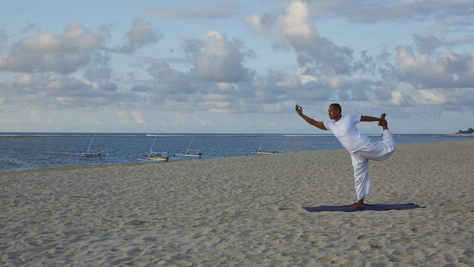 amanusa-beach-yoga