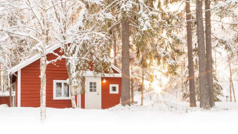 loggers-lodge-exterior-swedish-lapland
