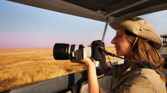woman-photo-safari-jeep