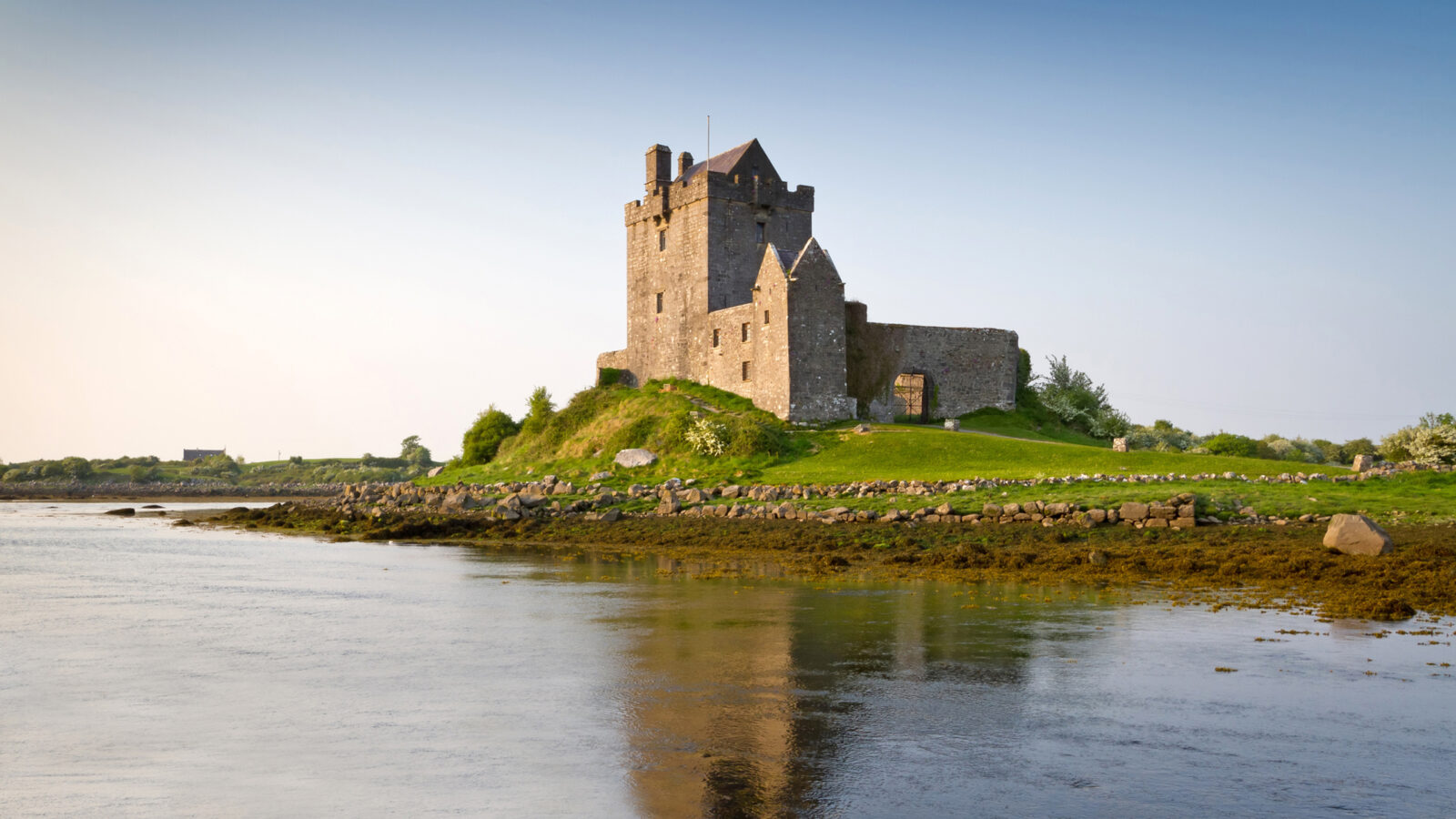 dunguaire-castle-galway-ireland