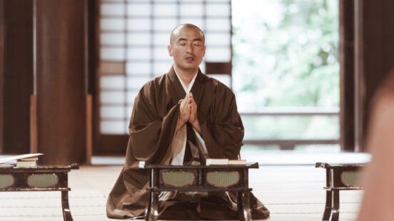 praying-monk-buddhist