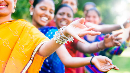 indian-women-bollywood-dance