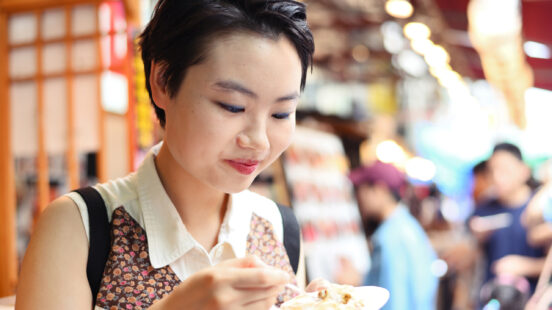 woman-seafood-toyosu-fish-market