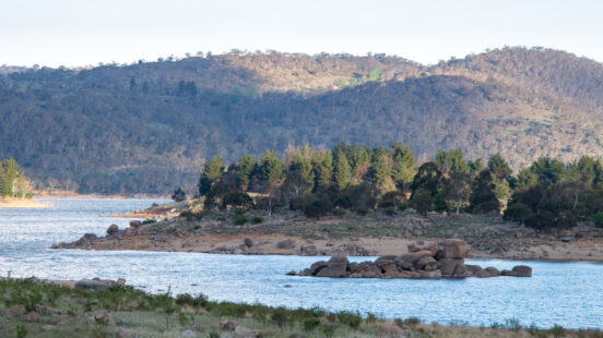 rocks-lake-jindabyne-dusk