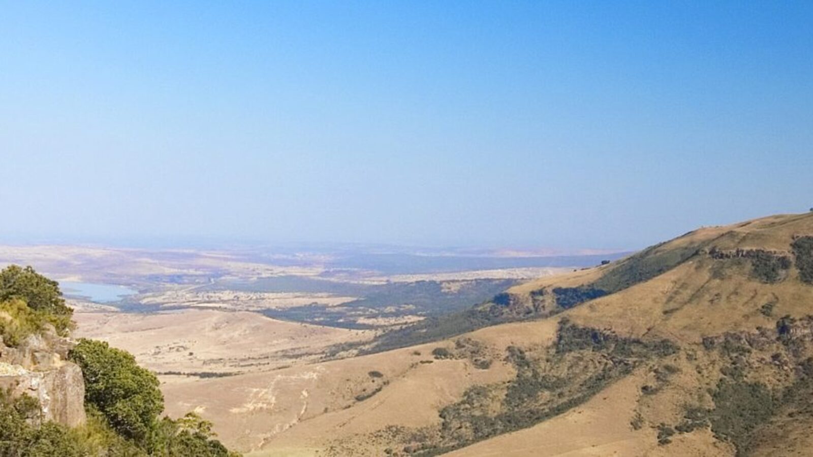 Wide landscape of golden rolling hills and distant valleys seen on luxury Eastern Cape trips.