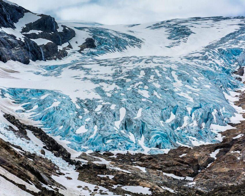 Explore glaciers and delve into history, on your way to Hjorundfjord